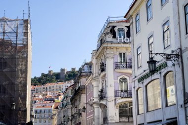 Bir grup turist Lizbon 'daki Santa Justa asansörünün yanındaki Rua Do Carmo' da takılıyor.
