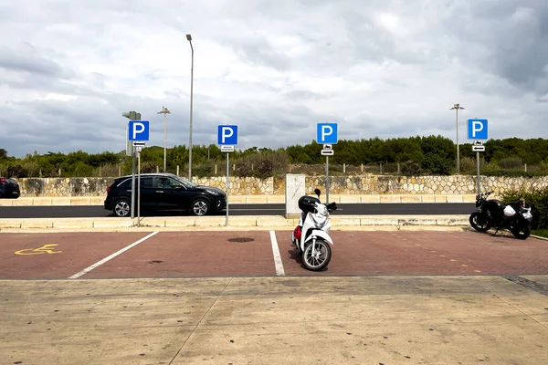 Motocicleta Estacionada Estacionamento Livre Vazio — Fotografia de Stock