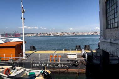 Lizbon 'daki Cacilhas limanına büyük bir feribot yanaştı.