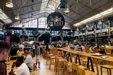Lizbon 'daki Mercado da Ribeira salonundaki mola pazarında yemek yiyen insanlar