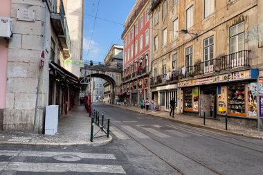 Lizbon 'da Rua Das Flores' de yürüyen insanlar