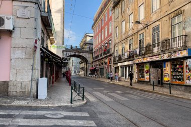 Lizbon 'da Rua Das Flores' de yürüyen insanlar