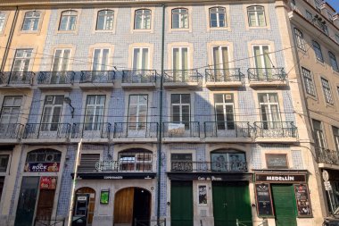 Lizbon 'daki Praca de Sao Paulo çeşmesinde takılan insanlar.