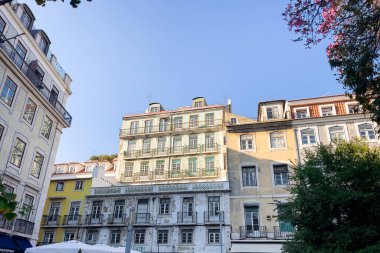 Lizbon 'daki Praca de Sao Paulo çeşmesinde takılan insanlar.