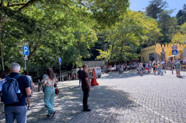 Turistler Sintra Ulusal Sarayı 'na girmek için kuyrukta bekliyorlar.