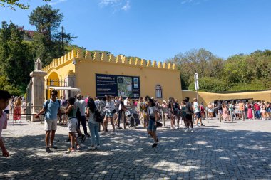 Turistler Sintra Ulusal Sarayı 'na girmek için kuyrukta bekliyorlar.