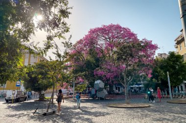İnsanlar Lizbon 'daki Campos Das Cebolas parkında takılıyor.
