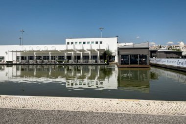 Arabalar Espaco Espelho d 'Agua' nın yanına park edildi.