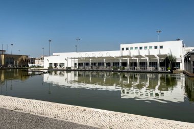 Arabalar Espaco Espelho d 'Agua' nın yanına park edildi.