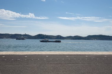 Lizbon 'da Tagus nehrinde yelken açan bir tekne.