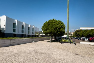 Lizbon 'da Bom Sucesso yakınlarında e-scooterlar park edilmiş.