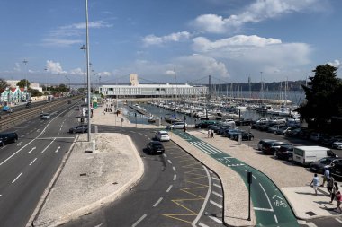 Lizbon 'da Bom Sucesso limanı yakınlarındaki yolda giden arabalar