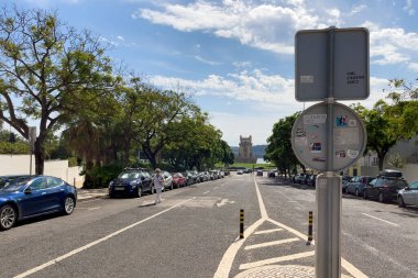Lizbon 'da yolun iki tarafına da sıra sıra park edilmiş arabalar var.