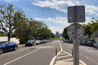 Lizbon 'da yolun iki tarafına da sıra sıra park edilmiş arabalar var.