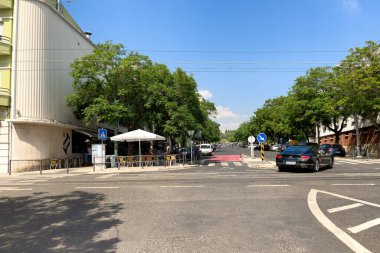 Lizbon 'da yolun iki tarafına da sıra sıra park edilmiş arabalar var.