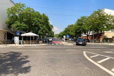 Lizbon 'da yolun iki tarafına da sıra sıra park edilmiş arabalar var.