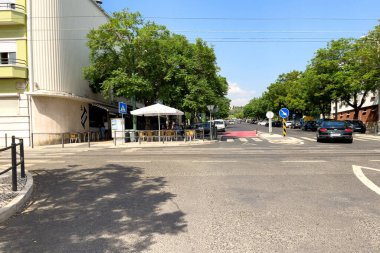 Lizbon 'da yolun iki tarafına da sıra sıra park edilmiş arabalar var.