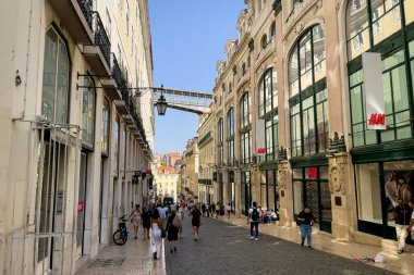 Lizbon sokaklarında yürüyen insanlar