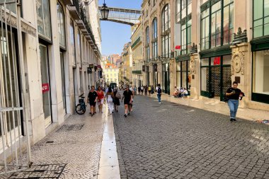 Lizbon sokaklarında yürüyen insanlar