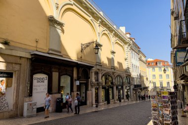 Lizbon 'da Rua Do Carmo caddesinde yürüyen insanlar