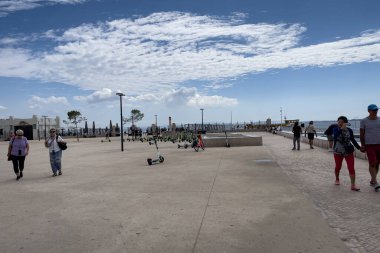 İnsanlar Lizbon 'da halka açık bir yerde takılıyor.