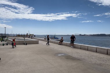 İnsanlar Lizbon 'da halka açık bir yerde takılıyor.