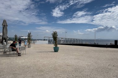 İnsanlar Lizbon 'da halka açık bir yerde takılıyor.