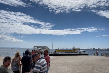 İnsanlar Lizbon 'da sarı turistik gezi teknesine biniyor.