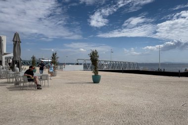 İnsanlar Lizbon 'da halka açık bir yerde takılıyor.