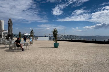 İnsanlar Lizbon 'da halka açık bir yerde takılıyor.