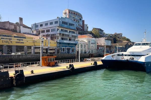 Barco Grande Atracado Porto Cacilhas Lisboa — Fotografia de Stock