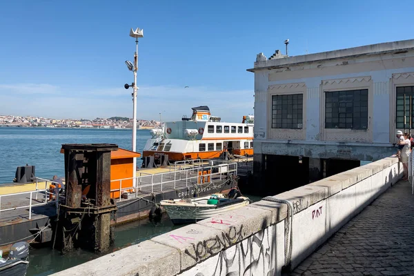 Gran Ferry Atracado Puerto Cacilhas Lisboa —  Fotos de Stock