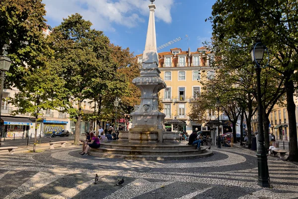 Gente Che Gironzola Intorno Alla Fontana Praca San Paolo Lisbona — Foto Stock