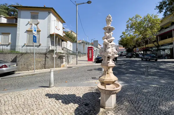 Una Fontana Con Cabina Telefonica Rossa Sullo Sfondo Sul Marciapiede — Foto Stock