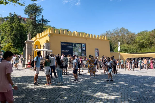 Turistler Sintra Ulusal Sarayı 'na girmek için kuyrukta bekliyorlar.