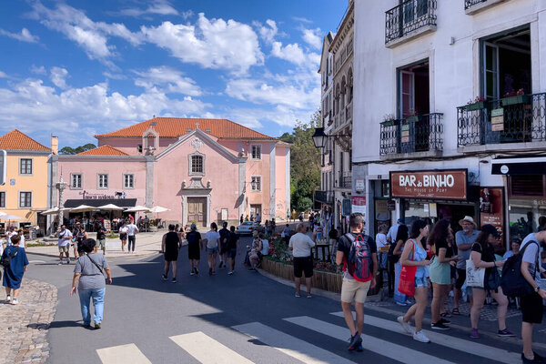 Туристы, изучающие город Синтра в Португалии