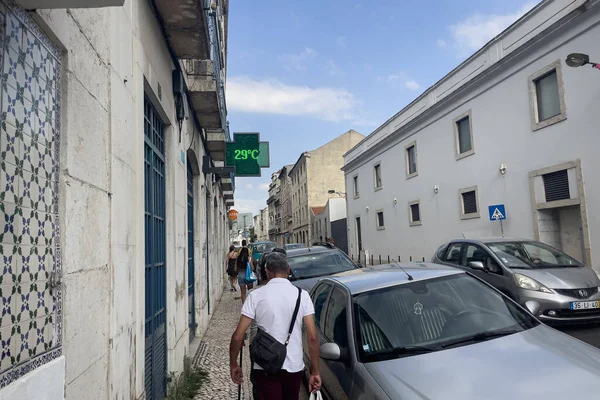 Personas Caminando Por Acera Junto Una Farmacia Lisboa —  Fotos de Stock