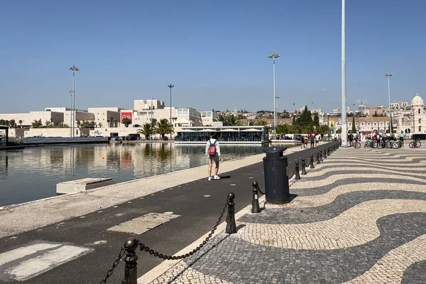 Lizbon 'daki Tagus nehrinin kıyısında yürüyen bir grup turist