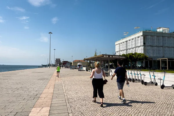 Gente Caminando Junto Río Tajo Cerca Bom Sucesso Lisboa —  Fotos de Stock
