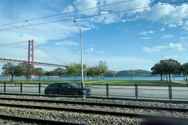 Вид Движущегося Поезда Мост Апреля Лисбоне — стоковое фото
