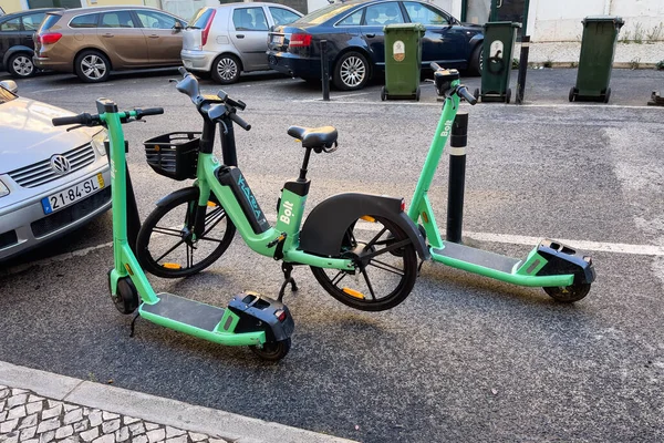 Δύο Bolt Scooters Ένα Bike Σταθμευμένο Στο Δρόμο Στη Λισαβόνα — Φωτογραφία Αρχείου