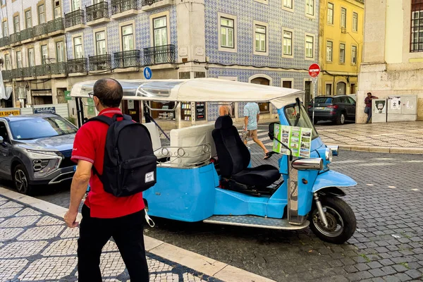 停在里斯本公路上的蓝色人力车 — 图库照片