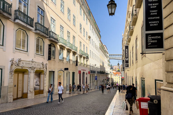 Люди, гуляющие по улицам Лиссабона