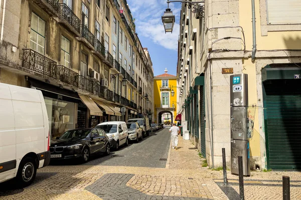 リスボンの道路の終わりにアルコ バンデイラと道路上に駐車車 — ストック写真