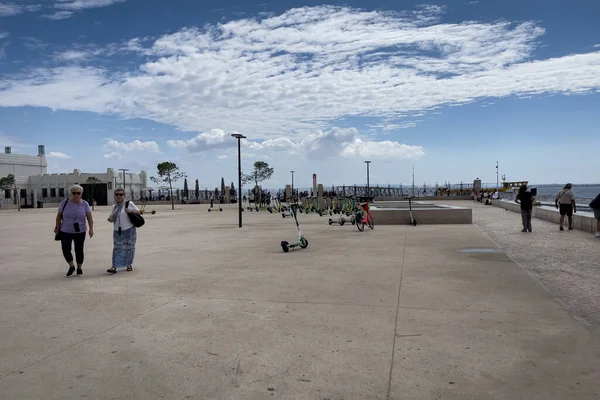 Menschen Hängen Einem Öffentlichen Platz Lissabon — Stockfoto