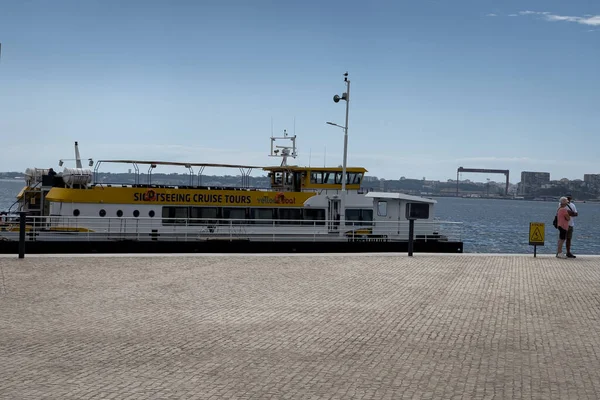Passeios Turísticos Cruzeiro Ferryboat Atracado Margem Rio Tejo Lisboa — Fotografia de Stock