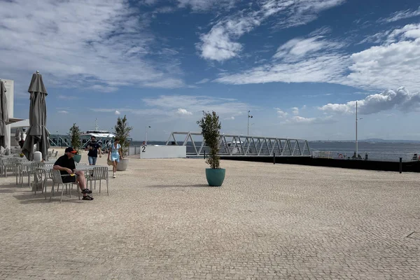 İnsanlar Lizbon 'da halka açık bir yerde takılıyor.