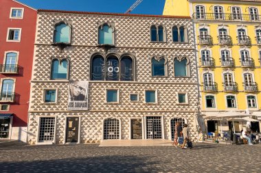 Lizbon 'daki Campo das Cebolas kamu alanının etrafındaki binaların dış yüzeyi.