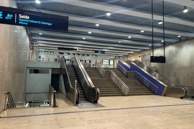 Lizbon 'da Santa Apolonia metro istasyonu boş 
