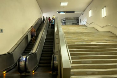 Lizbon 'daki Reboleira metro istasyonunda yürüyen merdivenleri kullanan insanlar.